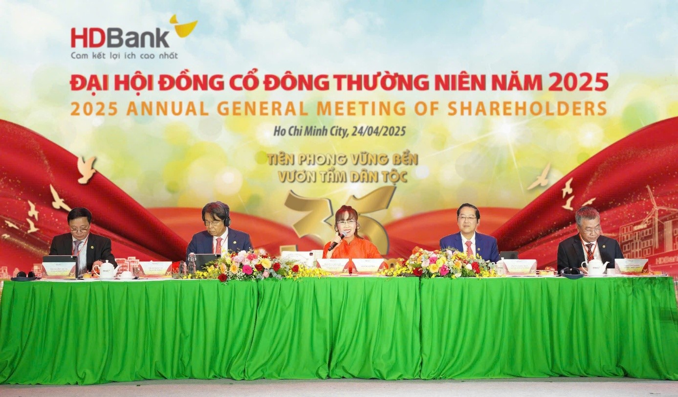 Ban lãnh đạo HDB chủ trì đại hội cổ đông 2025.