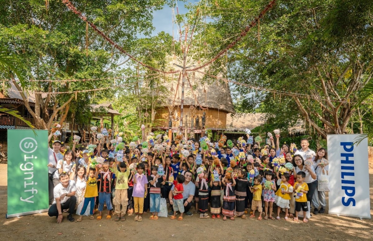 Signify c&ugrave;ng c&aacute;c em nhỏ tại nh&agrave; thờ Gi&aacute;o xứ Chư San năm 2024.