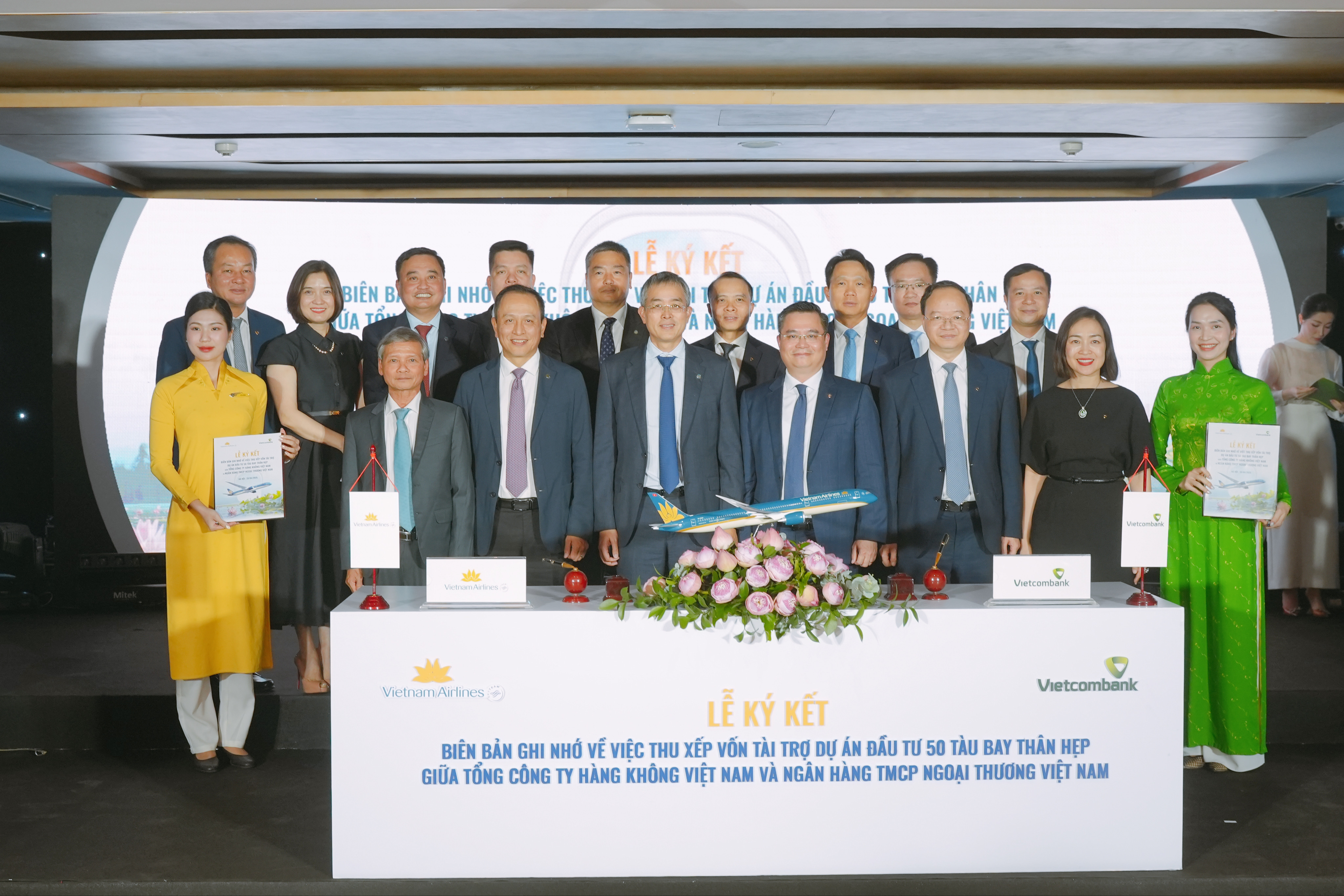 Lễ ký kết Biên bản ghi nhớ giữa Vietnam Airlines và Vietcombank. Ảnh: Vietnam Airlines