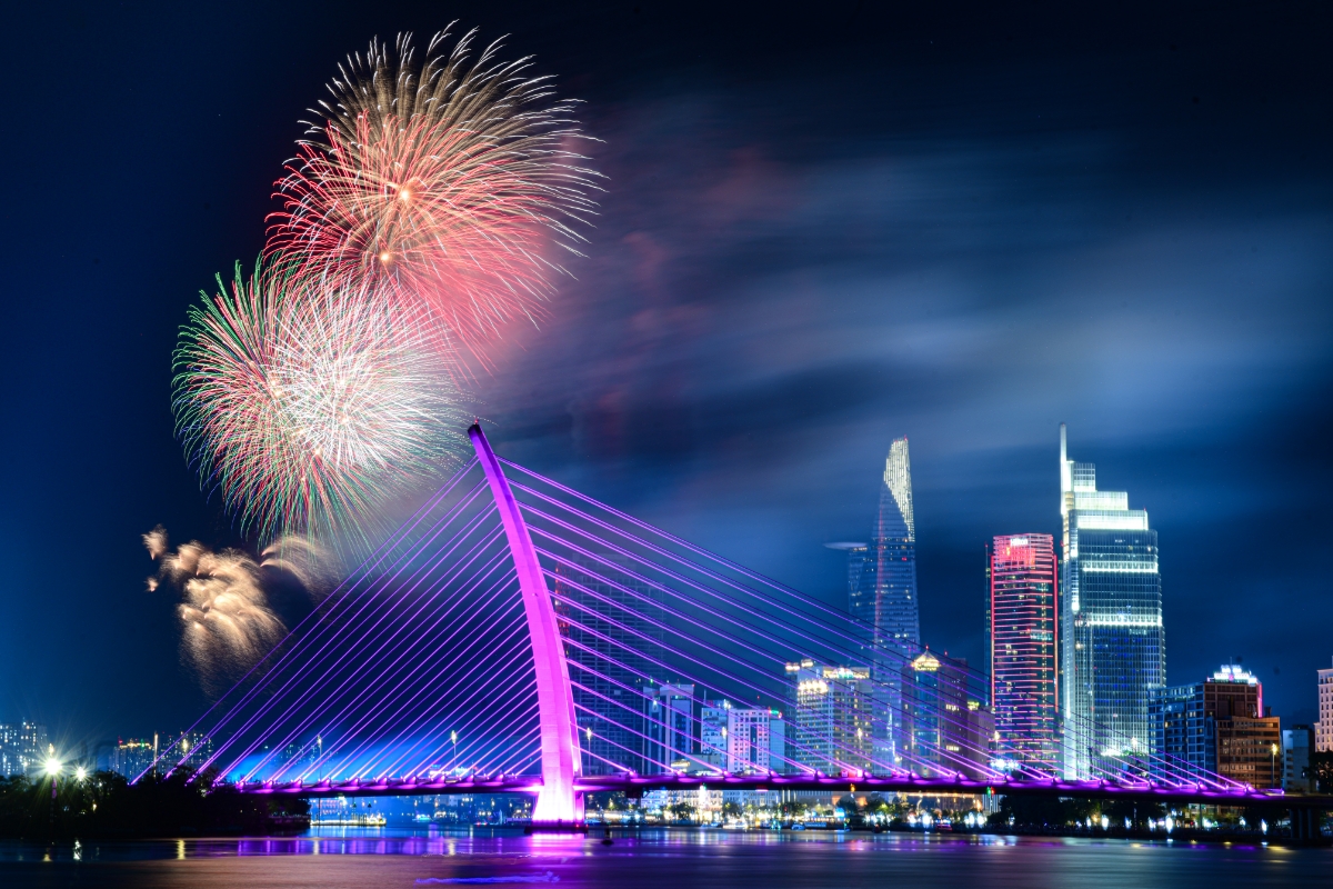 Cầu Ba Son rực rỡ nối c&aacute;c đ&ocirc; thị hiện đại hai bờ s&ocirc;ng S&agrave;i G&ograve;n với hệ thống chiếu s&aacute;ng của Signify.