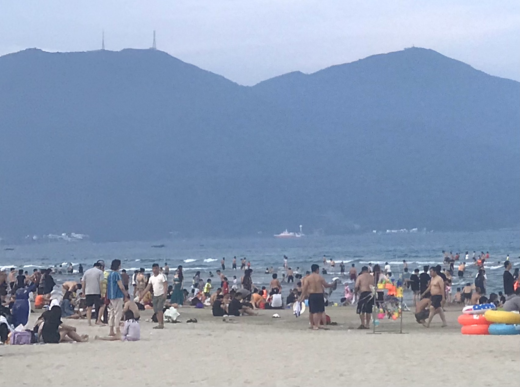 Biển Mỹ Khê, Đà Nẵng đang vào mùa thu hút khách. Ảnh Ngô Anh Văn