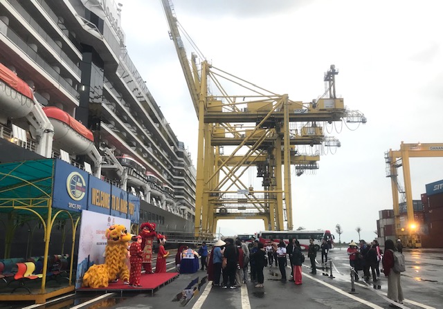 Tàu du lịch biển đưa hàng nghìn du khách đến Đà Nẵng cập cảng Tiên Sa. Ảnh Ngô Anh Văn