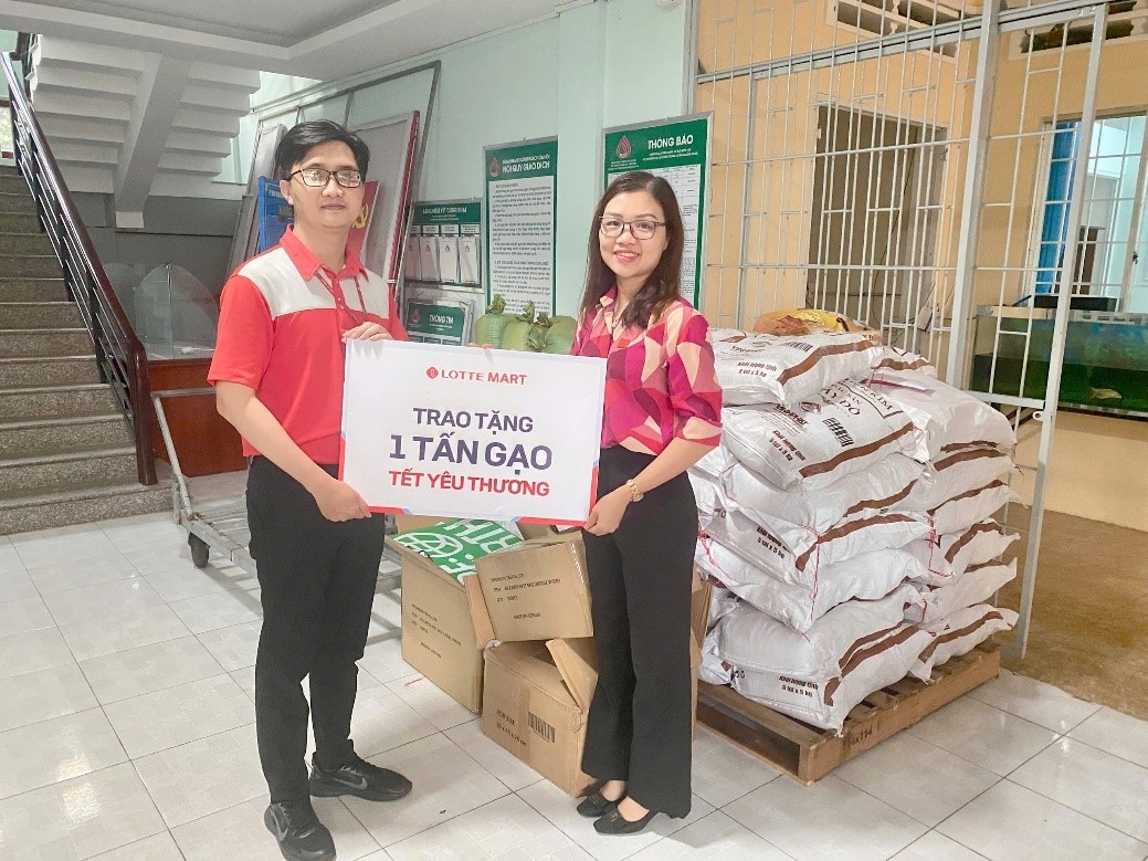 Hoạt động tặng gạo thường ni&ecirc;n của LOTTE Mart đến c&aacute;c ch&iacute;nh quyền địa phương.