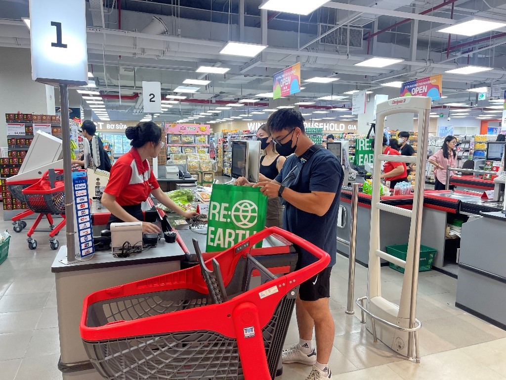 LOTTE Mart thường xuyên triển khai các chương trình khuyến khích khách hàng thay đổi thói quen mua sắm xanh hơn.