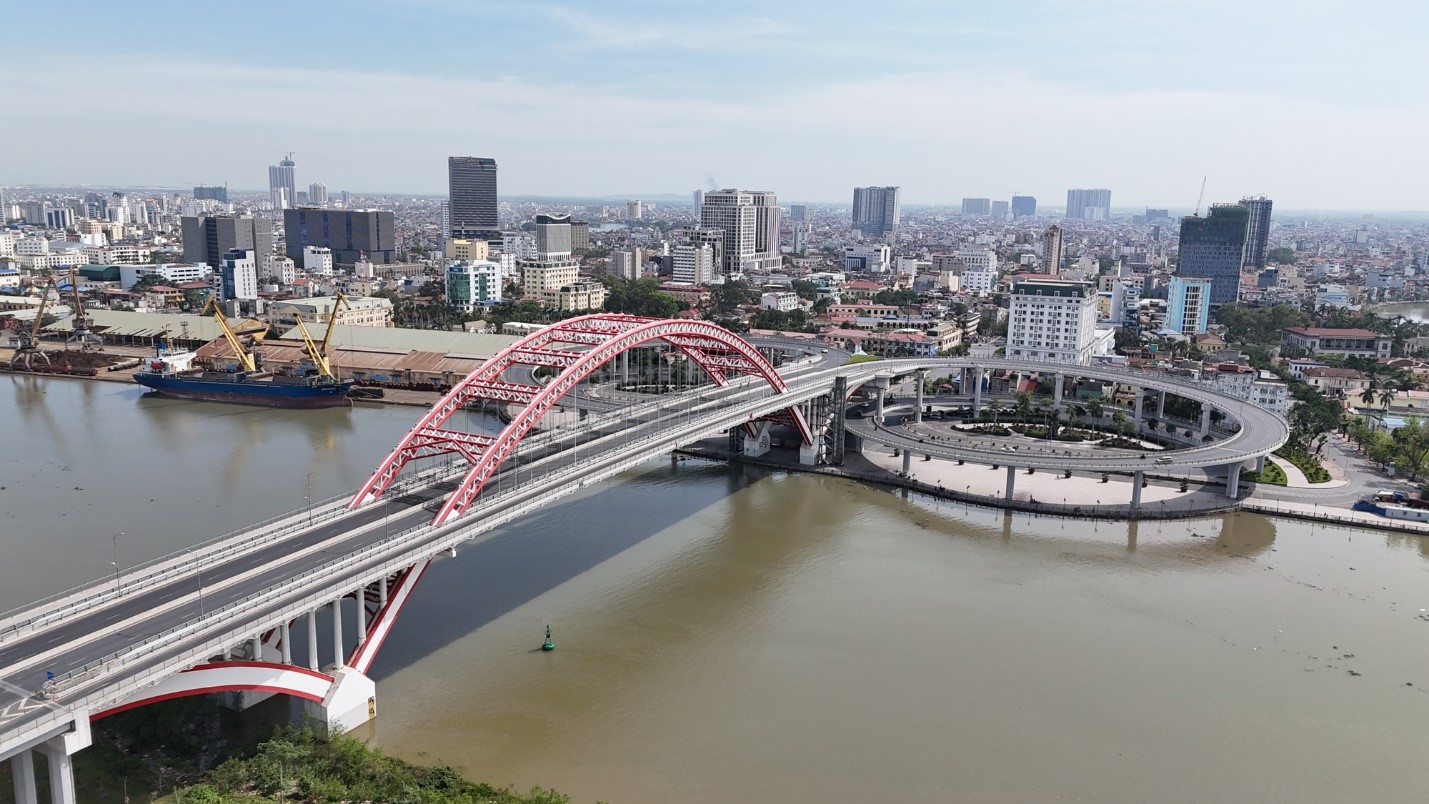 Cầu Ho&agrave;ng Văn Thụ gi&uacute;p tăng t&iacute;nh kết nối giữa trung t&acirc;m Hải Ph&ograve;ng tới th&agrave;nh phố trung t&acirc;m mới Thủy Nguy&ecirc;n. Ảnh: B&iacute;ch Ngọc.