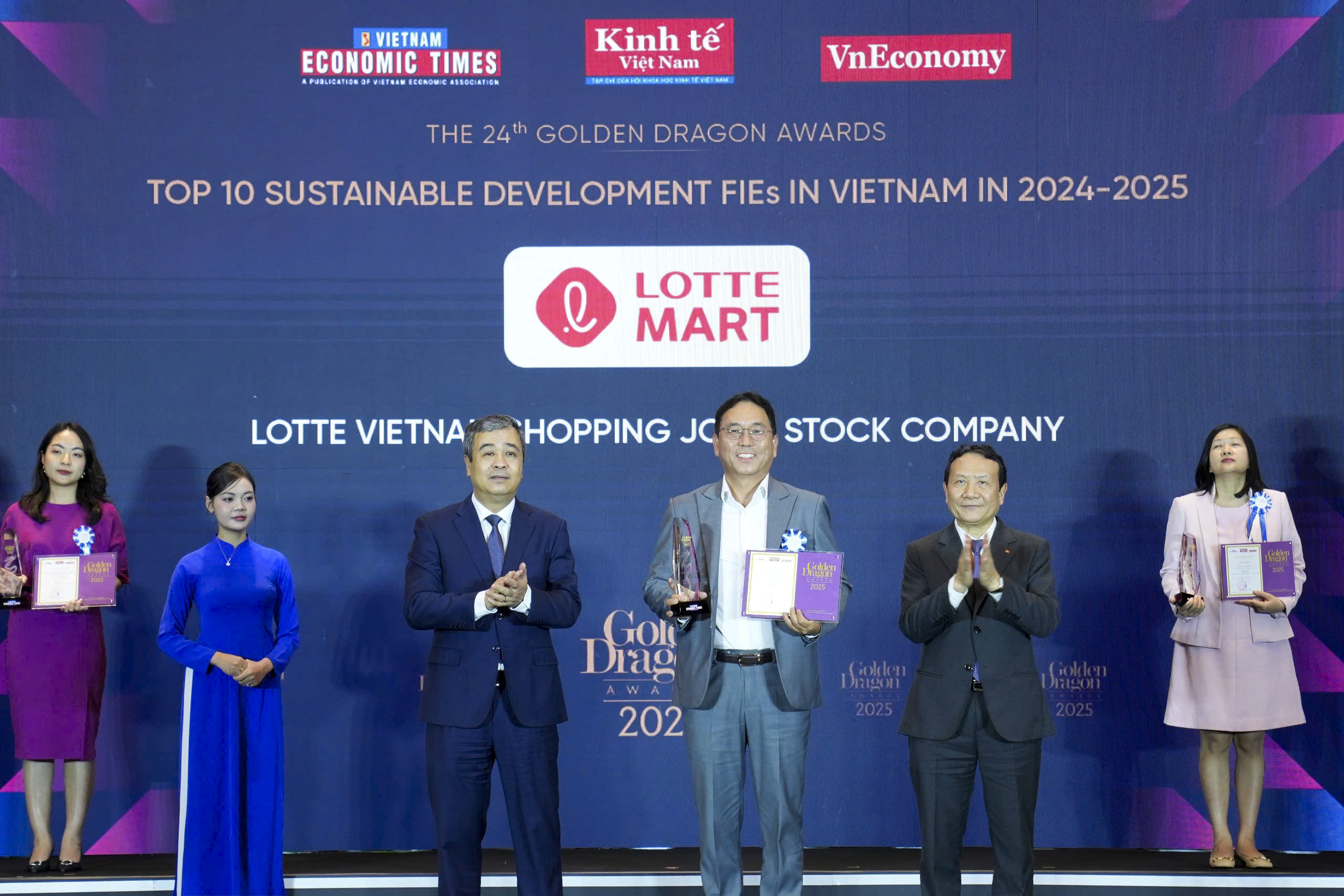 Mr. Shin JuBack, General Director of LOTTE Mart Vietnam, represented the company in receiving the Top 10 Sustainable Development FIEs in Vietnam 2024–2025 award.  