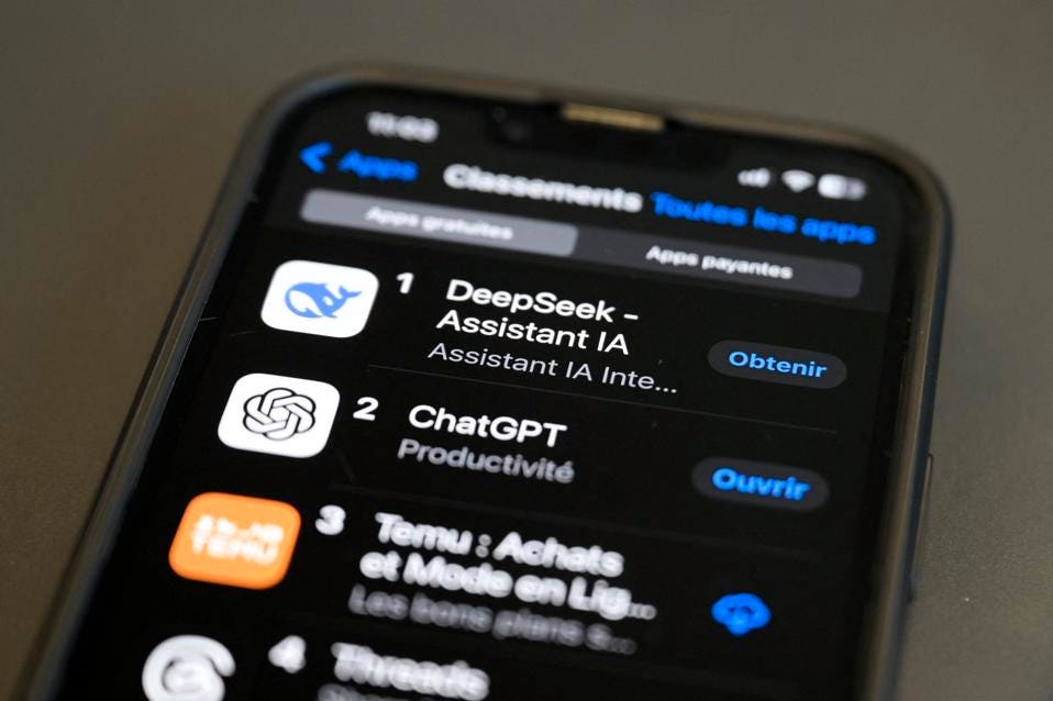 Chỉ vài tháng sau khi OpenAI ra mắt ChatGPT, ông Phong tách phòng lab thành công ty độc lập mang tên DeepSeek. Ảnh: Forbes