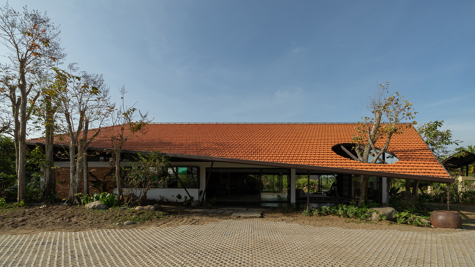 Ảnh: Hiroyuki Oki, Quang Dam, Cao Hoa