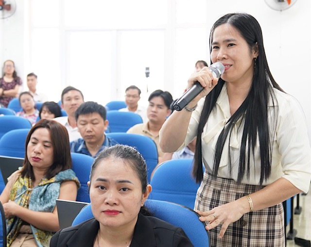 Đại diện doanh nghiệp chia sẻ kinh nghiệm tại hội thảo.