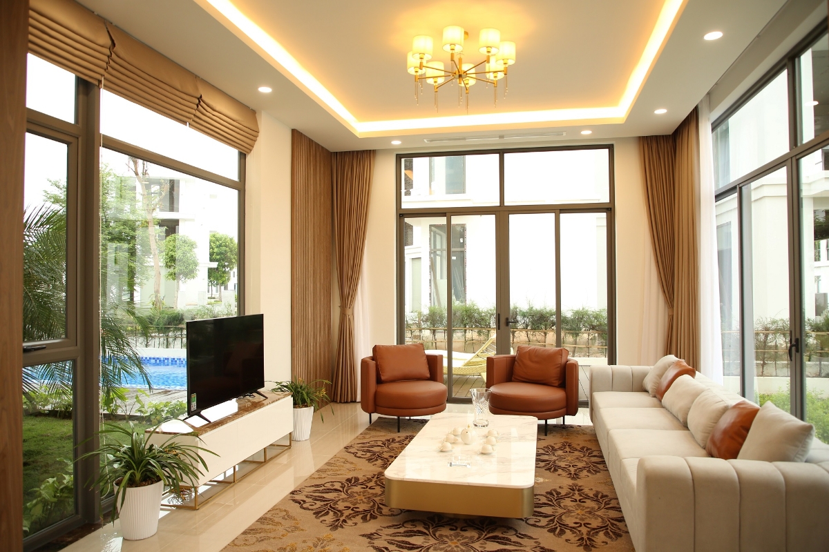 Kh&ocirc;ng gian biệt thự được thiết kế theo phong c&aacute;ch hiện đại, sang trọng.