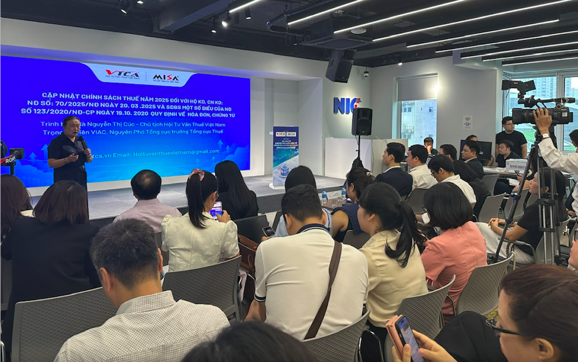 Bà Nguyễn Thị Cúc, Chủ tịch VTCA, chia sẻ những cập nhật mới về chính sách thuế năm 2025 đối với hộ và cá nhân kinh doanh theo Nghị định 70/2025/NĐ-CP.