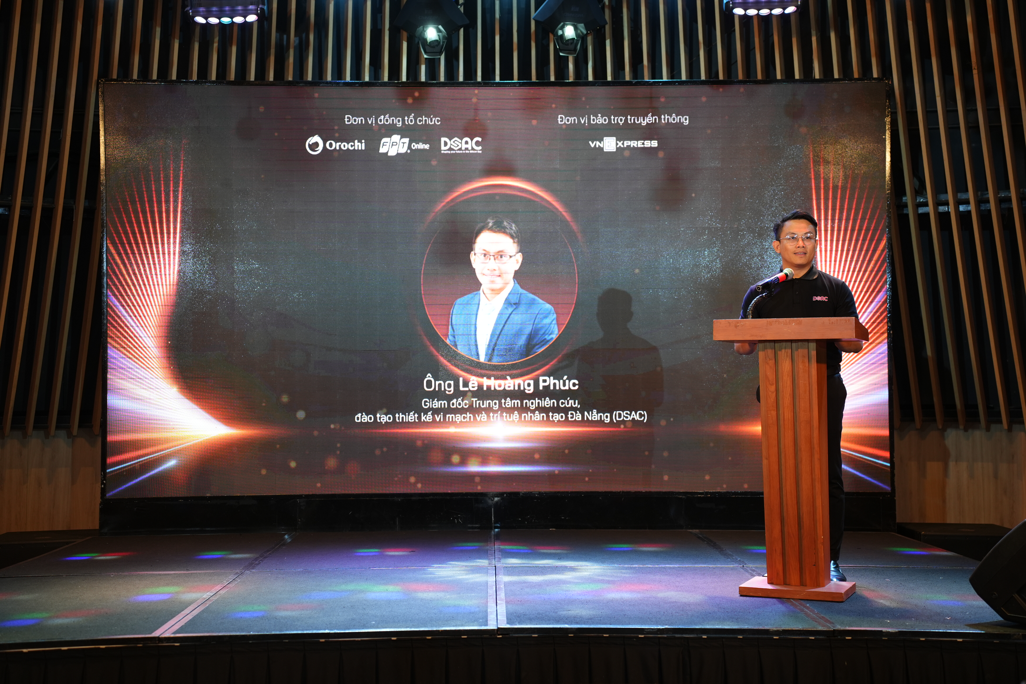 &ocirc;ng L&ecirc; Ho&agrave;ng Ph&uacute;c, Gi&aacute;m đốc trung t&acirc;m nghi&ecirc;n cứu đ&agrave;o tạo thiết kế vi mạch v&agrave; tr&iacute; tuệ nh&acirc;n tạo Đ&agrave; Nẵng (DASC). Ảnh: VnExpress