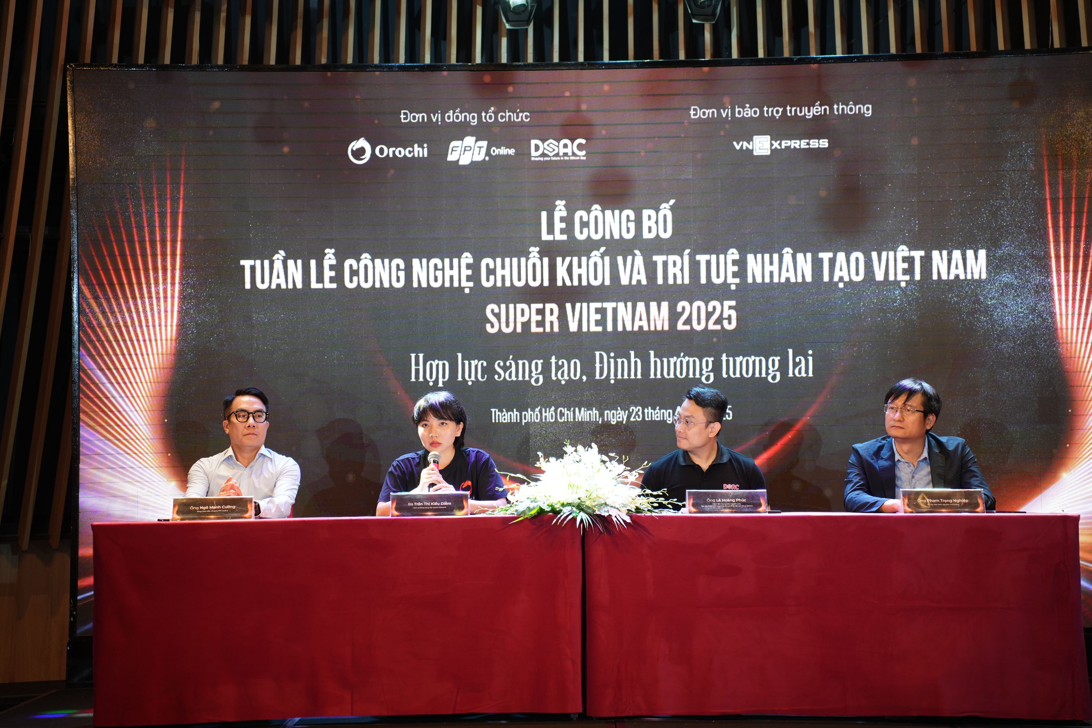 Lễ công bố tuần lễ “Công nghệ chuỗi khối và Trí tuệ nhân tạo Việt Nam 2025 – Super Vietnam 2025”. Ảnh: VnExpress