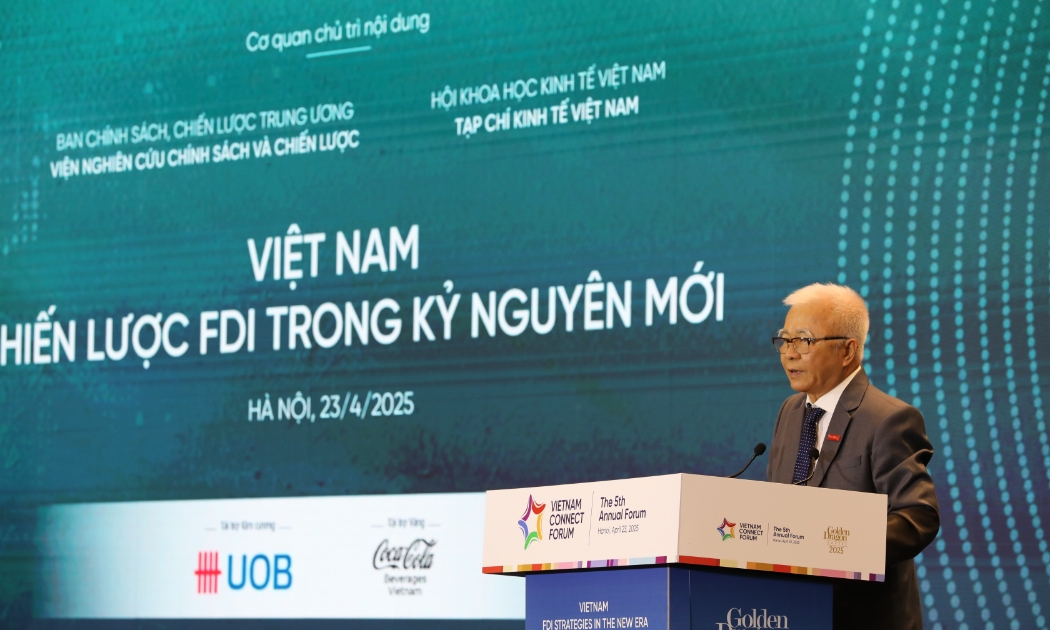TS Chử Văn Lâm, Phó Chủ tịch Hội Khoa học Kinh tế Việt Nam, Chủ tịch Hội đồng Biên tập Tạp chí Kinh tế Việt Nam/VnEconomy/Vietnam Economic Times phát biểu tại Diễn đàn. Ảnh: Tri Phong