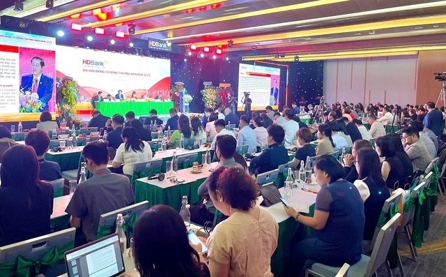 Ông Phạm Quốc Thanh, thành viên HĐQT, Quyền Tổng giám đốc HDBank báo cáo với Đại hội về tình hình kinh doanh năm 2024 và kế hoạch năm 2025.