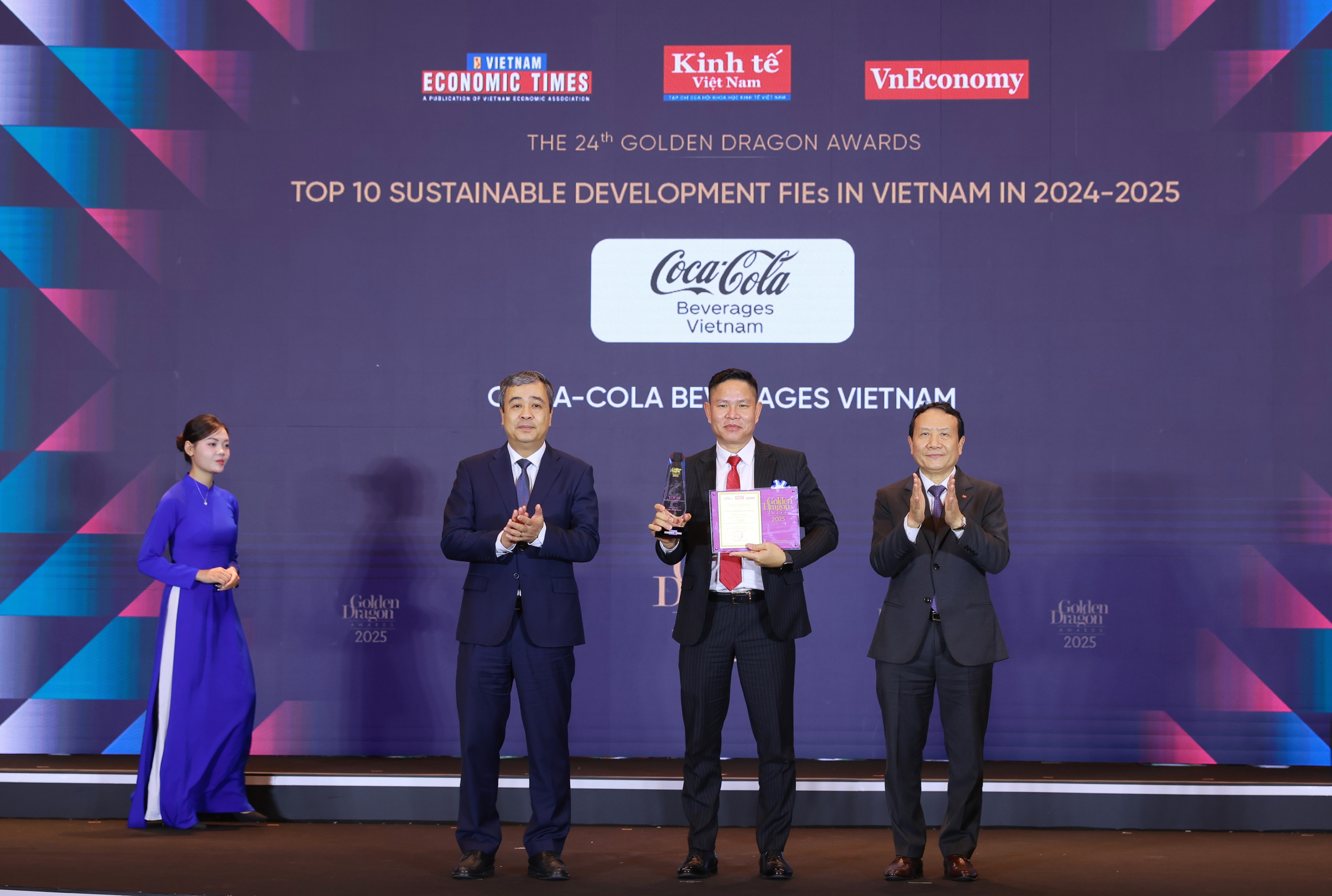 Đại diện Công ty Coca-Cola Việt Nam nhận giải TOP 10 Doanh nghiệp bền vững hàng đầu giai đoạn 2024-2025 và dẫn đầu nhóm doanh nghiệp ngành hàng tiêu dùng nhanh tại Lễ trao giải Rồng Vàng 2025, một trong những giải thưởng uy tín hàng đầu ghi nhận những doanh nghiệp có vốn đầu tư nước ngoài có đóng góp tích cực và bền vững vào sự phát triển kinh tế - xã hội của Việt Nam.