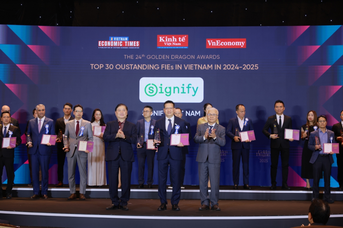 Ông Phùng Hoài Dương, Tổng giám đốc Signify Việt Nam, nhận danh hiệu danh giá.