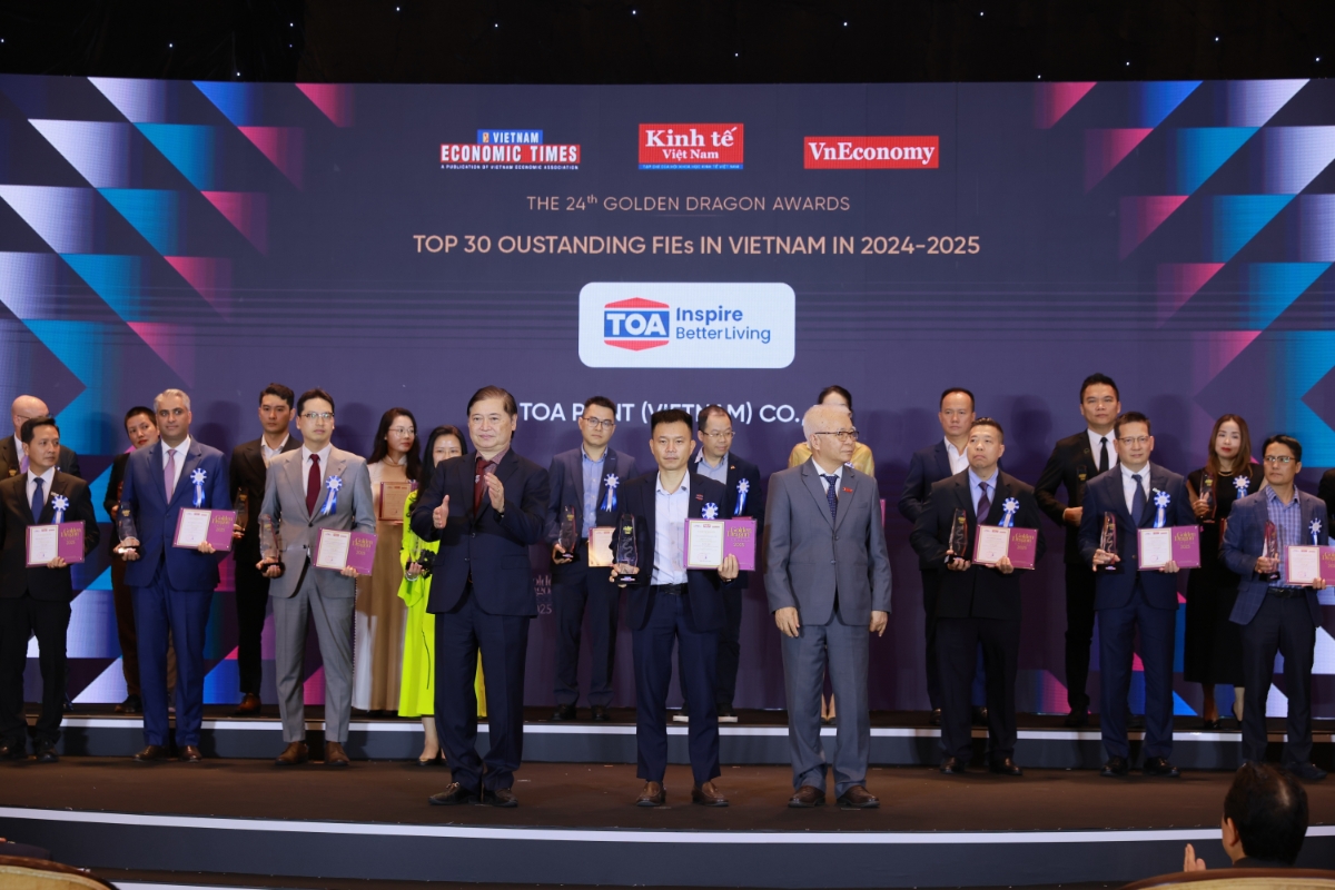 Anh Trần Văn Hải - Giám đốc Kinh doanh khối bán lẻ khu vực Miền Bắc - Đại diện Sơn TOA Việt Nam lên nhận danh hiệu “Sản phẩm cao cấp - Premium products” tại chương trình Rồng vàng 2025.