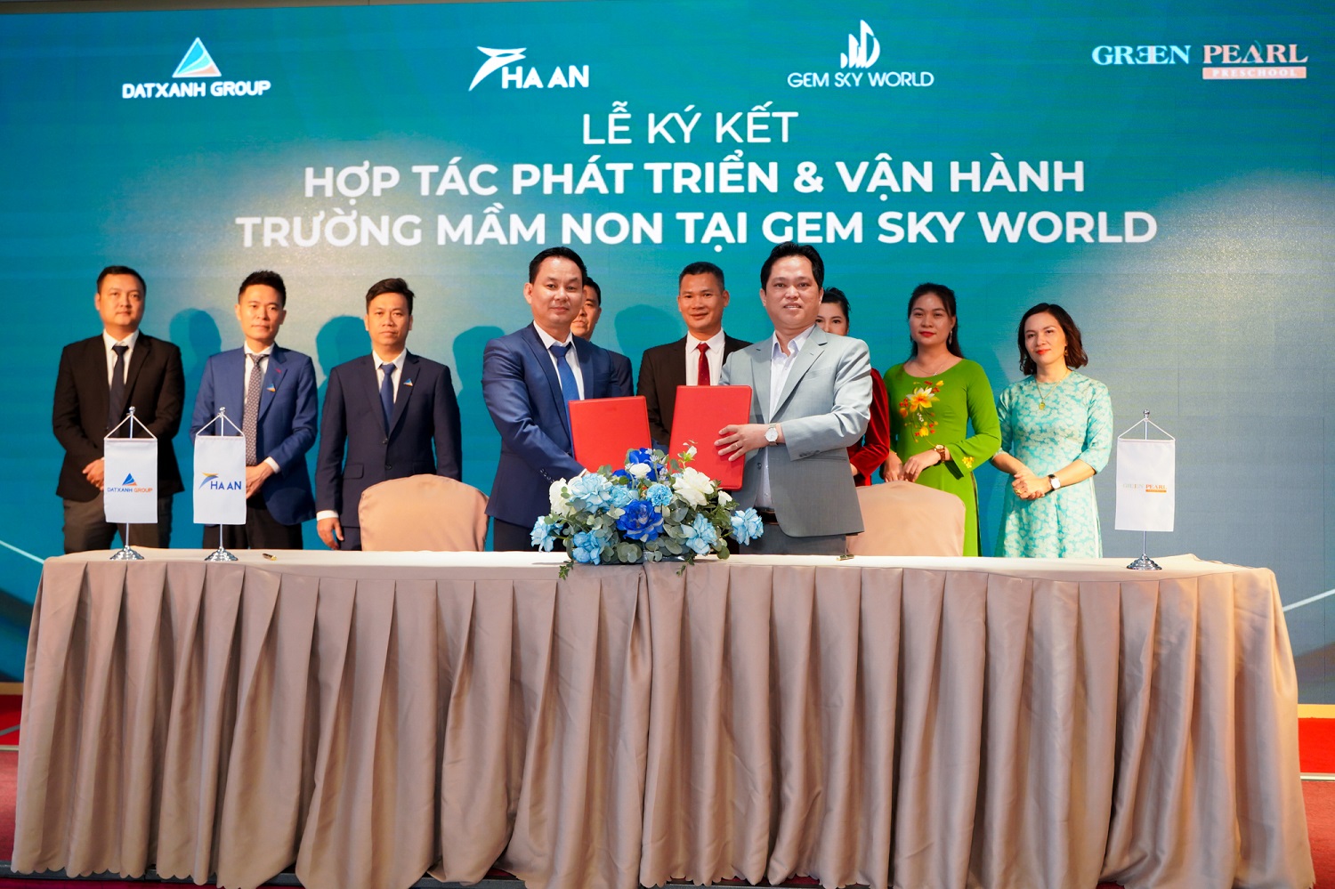 Đại diện đơn vị ph&aacute;t triển dự &aacute;n - Tập đo&agrave;n Đất Xanh v&agrave; Tập đo&agrave;n gi&aacute;o dục Green Pearl k&yacute; kết ph&aacute;t triển v&agrave; vận h&agrave;nh c&aacute;c trường mầm non tại Gem Sky World.
