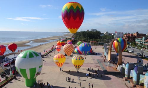 Các địa phương miền Bắc “nóng” dần mùa du lịch biển