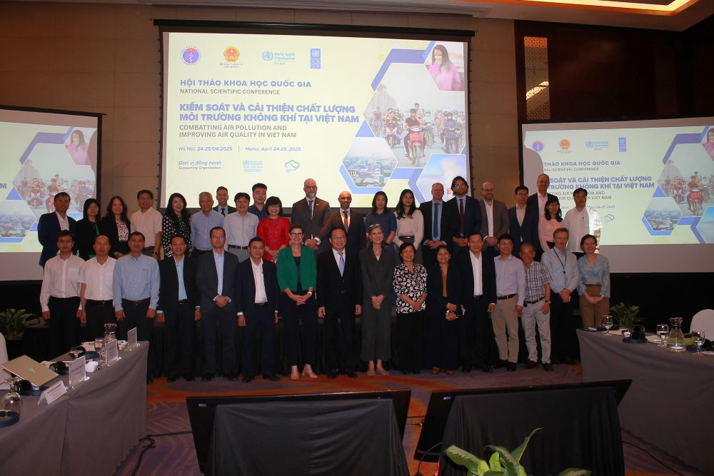 C&aacute;c nh&agrave; quản l&yacute; v&agrave; diễn giả chụp ảnh lưu niệm tại hội thảo. Ảnh: Chu Kh&ocirc;i.