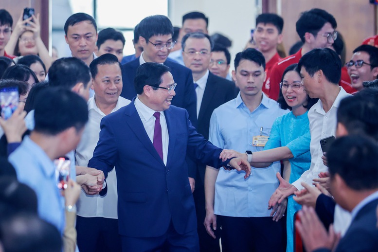 Thủ tướng thăm gian trưng bày đổi mới sáng tạo và chuyển đổi số của Học viện Công nghệ Bưu chính Viễn thông - Ảnh: VGP. 