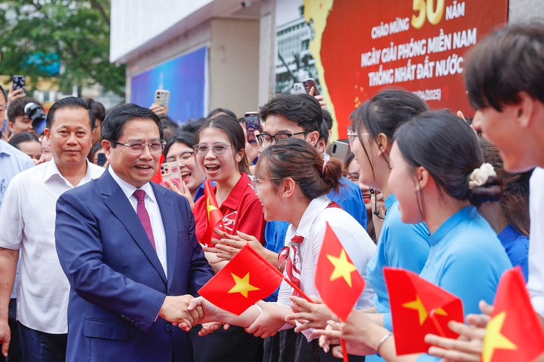 Thủ tướng Phạm Minh Chính trò chuyện với thầy, trò Học viện Công nghệ Bưu chính Viễn thông và các đại biểu dự lễ phát động. Ảnh: VGP. 