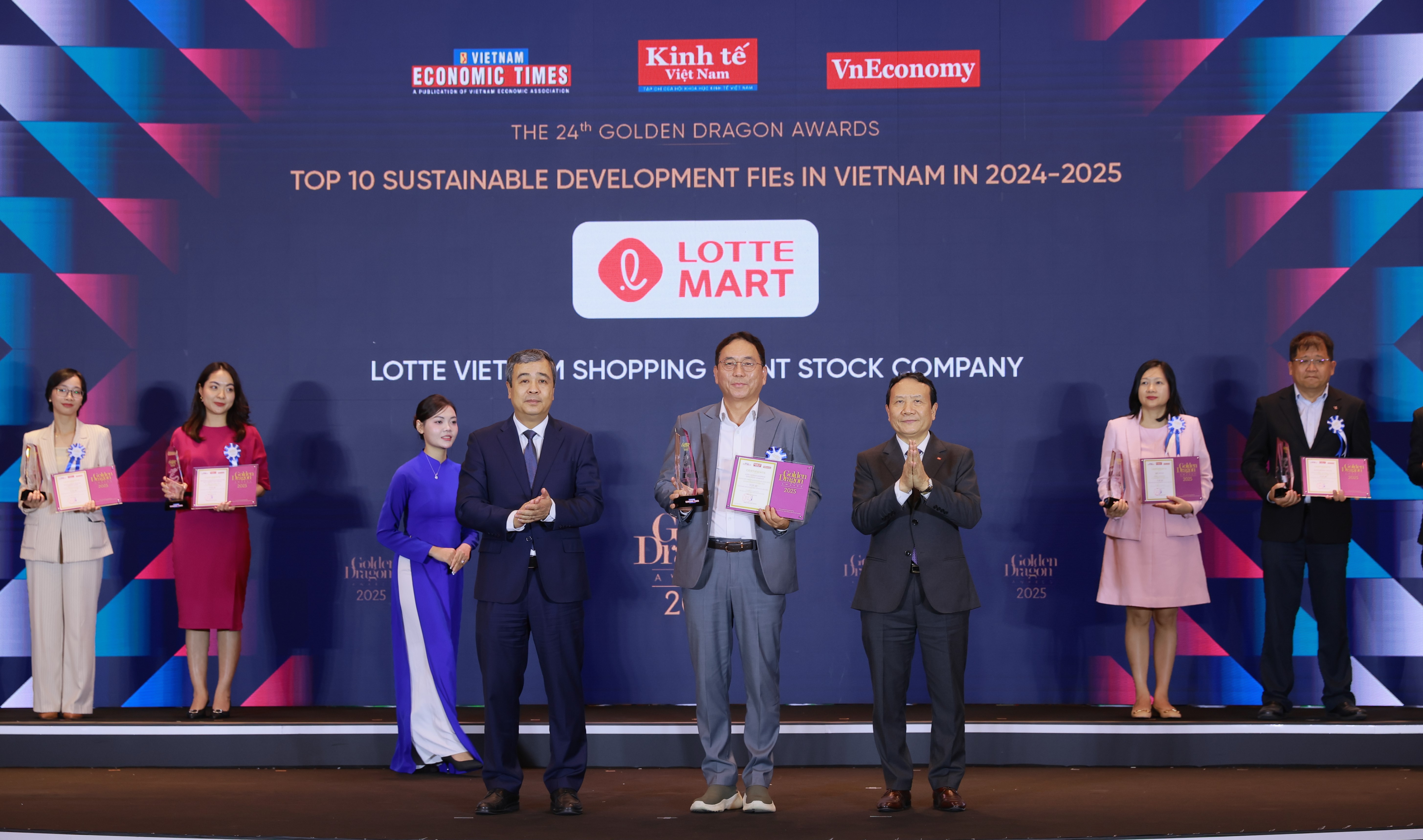 Trực thuộc Tập đoàn LOTTE của Hàn Quốc, có mặt tại Việt Nam từ năm 2008 với sự ra đời của đại siêu thị LOTTE Mart quận 7, TP.HCM. Đến nay, LOTTE Mart đã mở rộng hệ thống siêu thị trải dài 10 tỉnh thành trên khắp cả nước. Cùng với sự nỗ lực không ngừng, LOTTE Mart luôn đổi mới để mang trải nghiệm mua sắm chất lượng và bền vững đến người tiêu dùng Việt Nam. 