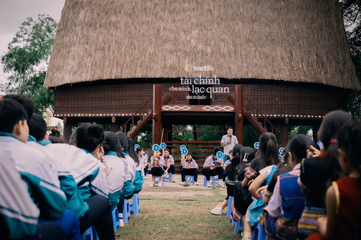 Chiến dịch &ldquo;T&agrave;i ch&iacute;nh cho m&igrave;nh, Lạc quan do m&igrave;nh&rdquo; gi&uacute;p c&aacute;c em học sinh tiếp cận sớm với kỹ năng quản l&yacute; t&agrave;i ch&iacute;nh.