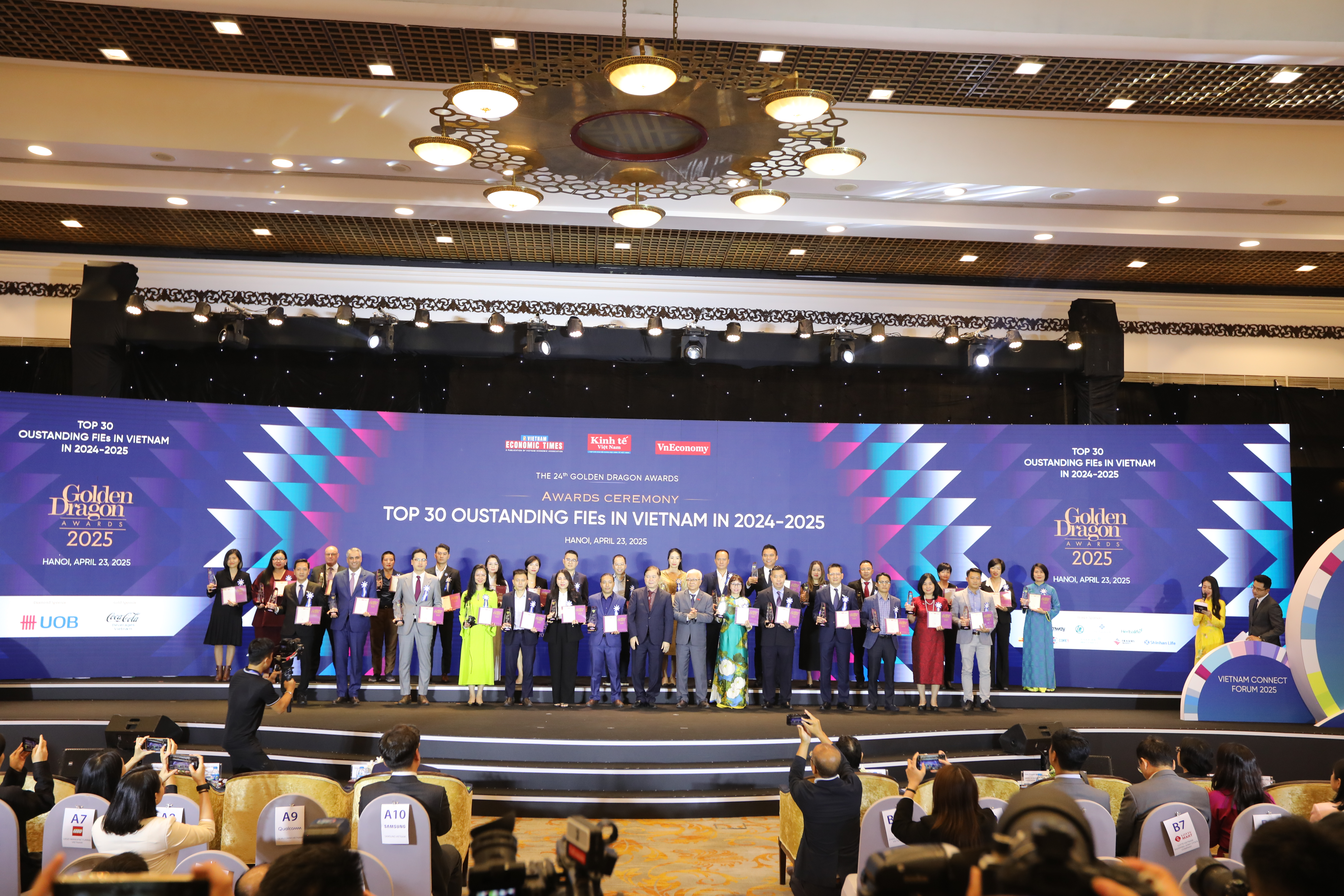 Các doanh nghiệp chụp ảnh kỷ niệm chương tại sự kiện Rồng Vàng 2025.