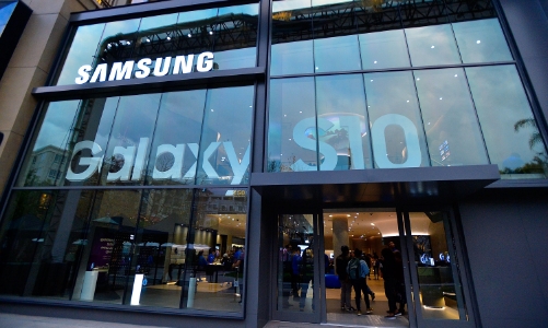 Đối thủ lớn nhất của iPhone nắm lợi thế giữa cơn bão thuế quan của Mỹ