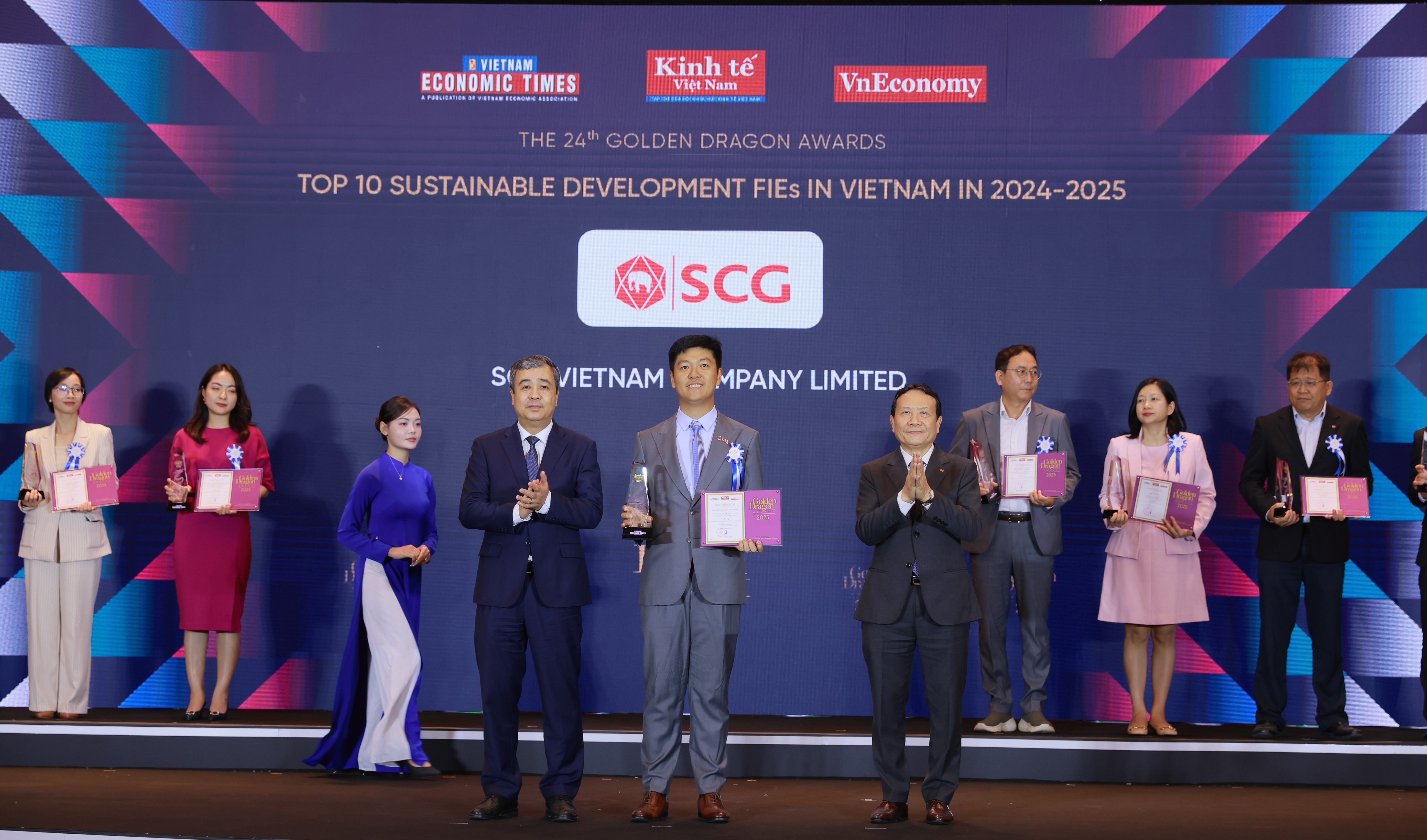 SCG l&agrave; tập đo&agrave;n h&agrave;ng đầu trong khu vực ASEAN, tập trung v&agrave;o c&aacute;c lĩnh vực kinh doanh gồm Xi măng - Vật liệu x&acirc;y dựng, H&oacute;a dầu (SCGC) v&agrave; Bao b&igrave; (SCGP), Logistics v&agrave; Năng lượng Sạch. Tại Việt Nam, SCG bắt đầu hoạt động tại từ năm 1992. L&agrave; tập đo&agrave;n lu&ocirc;n hoạt động kinh doanh theo chiến lược ESG v&agrave; Nhiệt huyết v&igrave; sự Tăng trưởng xanh to&agrave;n diện, SCG mang đến c&aacute;c sản phẩm v&agrave; giải ph&aacute;p s&aacute;ng tạo, th&acirc;n thiện với m&ocirc;i trường v&agrave; tạo ra gi&aacute; trị kinh tế - x&atilde; hội cho cộng đồng.