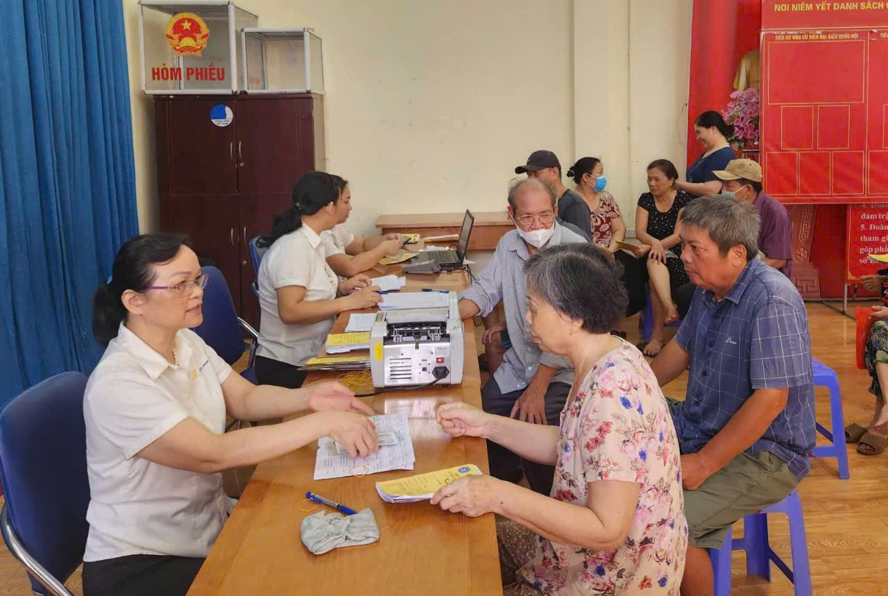 Người cao tuổi nhận chi trả chế độ trợ cấp bảo hiểm tại H&agrave; Nội. Ảnh: Thu Hiền.
