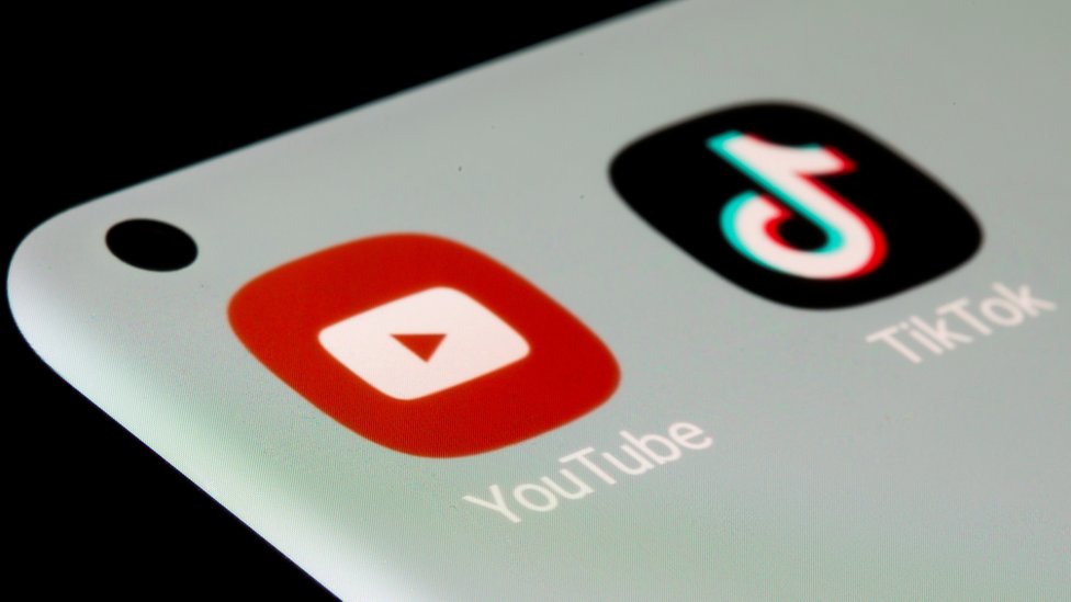 TikTok nổi lên như một hiện tượng, đe dọa vị thế dẫn đầu của YouTube. 