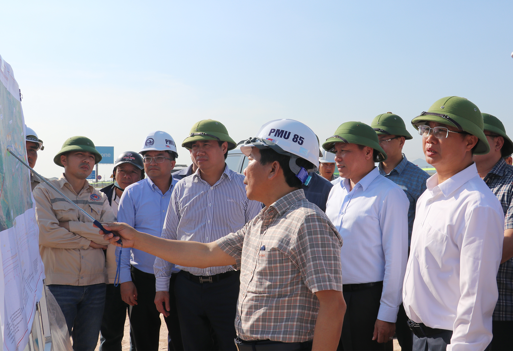 Đo&agrave;n c&ocirc;ng t&aacute;c của Bộ X&acirc;y dựng do Thứ trưởng Nguyễn Tường Văn l&agrave;m Trưởng đo&agrave;n đi kiểm tra t&igrave;nh h&igrave;nh thực hiện Dự &aacute;n cải tạo, mở rộng Quốc lộ 46 đoạn Vinh &ndash; Nam Đ&agrave;n.