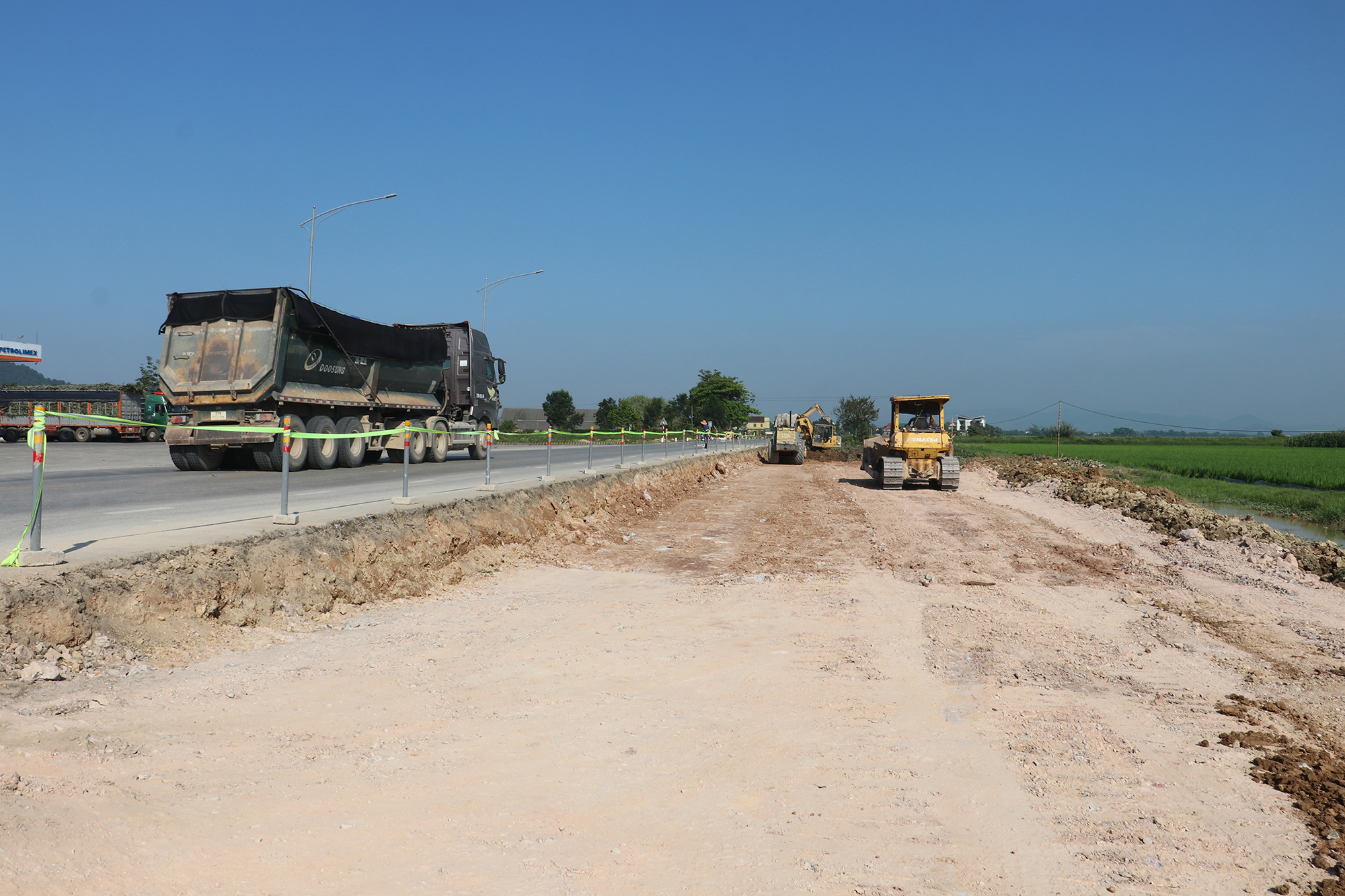 Công trường thi công dự án
