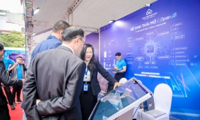 Gian trưng bày thu hút sự quan tâm lớn của các đại biểu tham gia Lễ phát động phong trào thi đua “Cả nước thi đua đổi mới sáng tạo và chuyển đổi số”