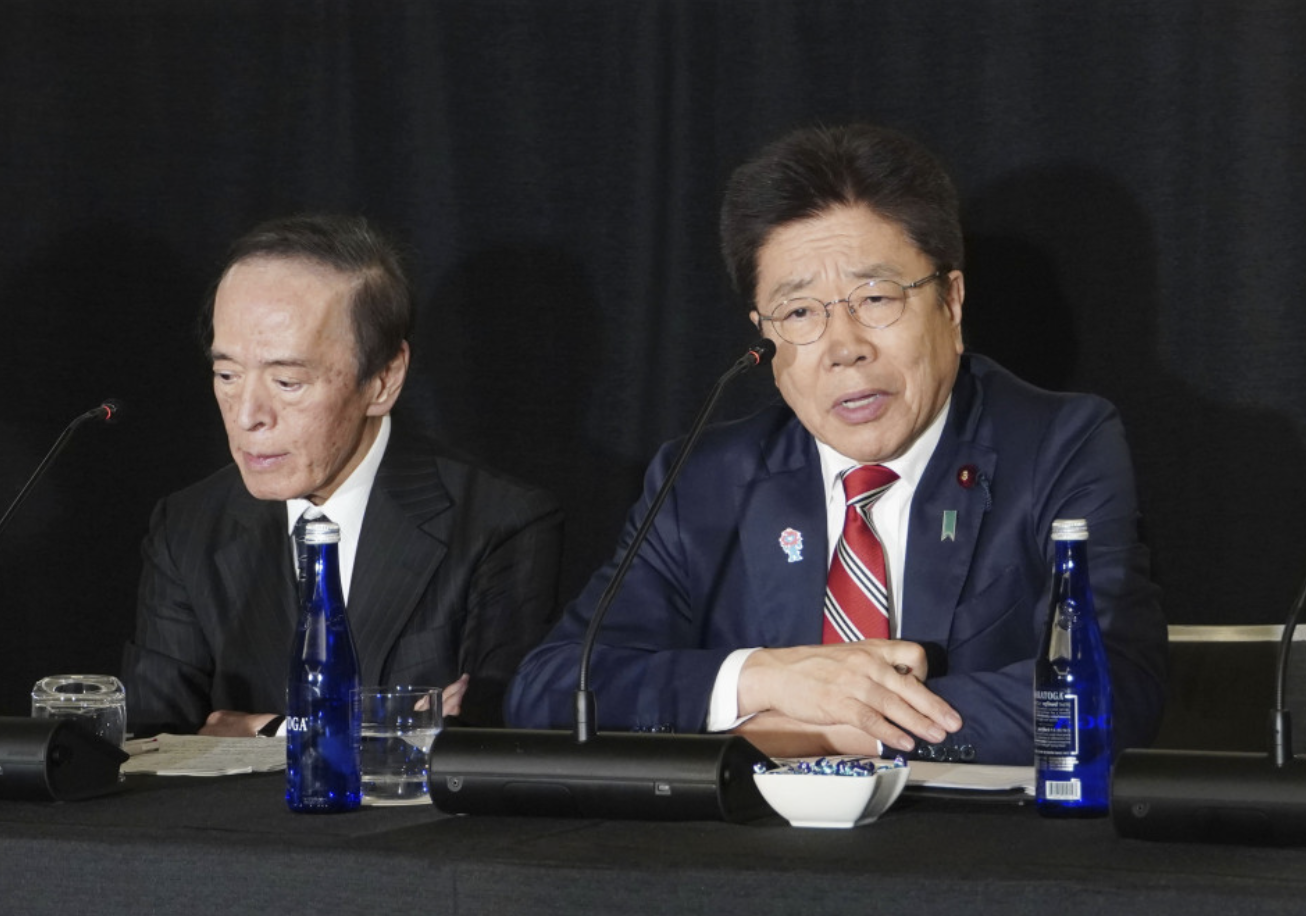 Thống đốc Ngân hàng Trung ương Nhật Bản (BOJ) Kazuo Ueda (trái) và Bộ trưởng Bộ Tài chính Nhật Bản Katsunobu Kato tại một cuộc họp báo ở Washington, Mỹ ngày 24/4 - Ảnh: Kyodo.