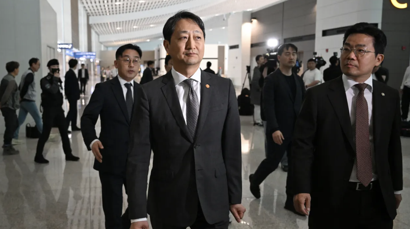 Bộ trưởng Bộ Công nghiệp Hàn Quốc Anh Duk-geun (giữa) tại sân bay Incheon, Hàn Quốc ngày 23/4/2025 trước khi lên đường sang Mỹ đàm phán thương mại - Ảnh: Getty/CNBC.