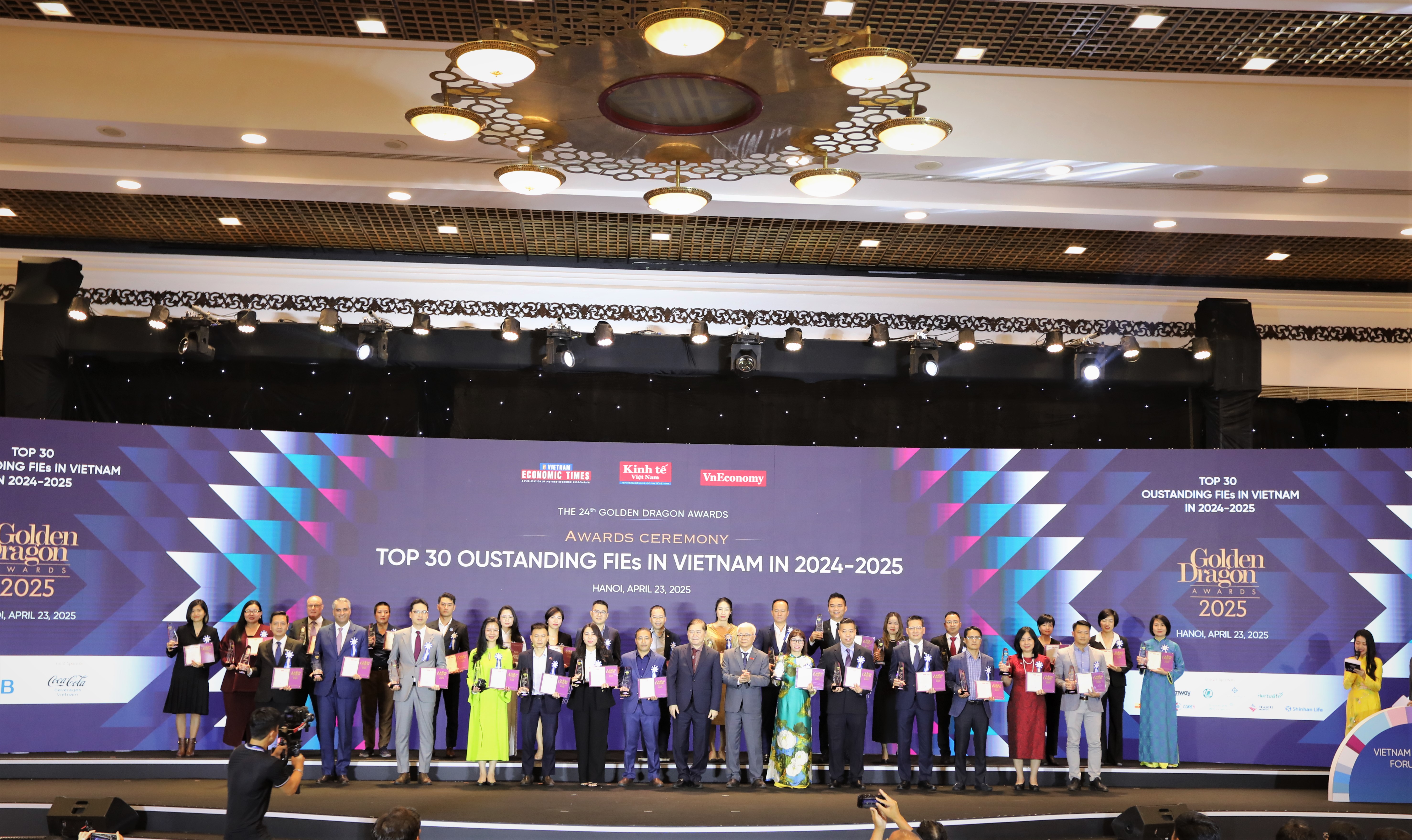 C&aacute;c doanh nghiệp FDI ti&ecirc;u biểu được vinh danh nhận danh hiệu Rồng v&agrave;ng 2025.