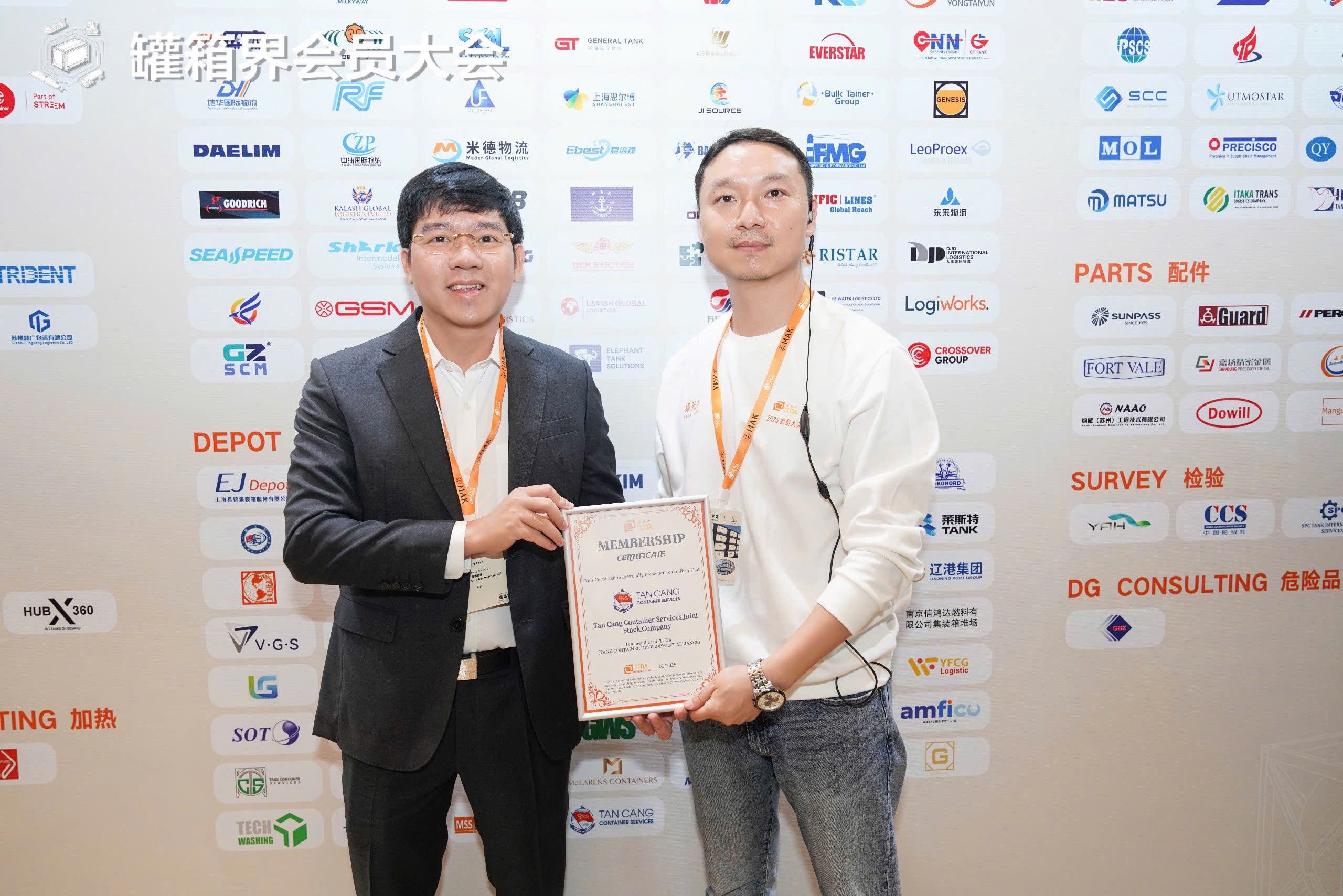 Đại diện T&acirc;n Cảng Container - Trung t&aacute; Đặng Quốc Hải nhận chứng chỉ th&agrave;nh vi&ecirc;n ch&iacute;nh thức của Li&ecirc;n minh Ph&aacute;t triển Container bồn (TCDA) tại Thượng Hải, Trung Quốc