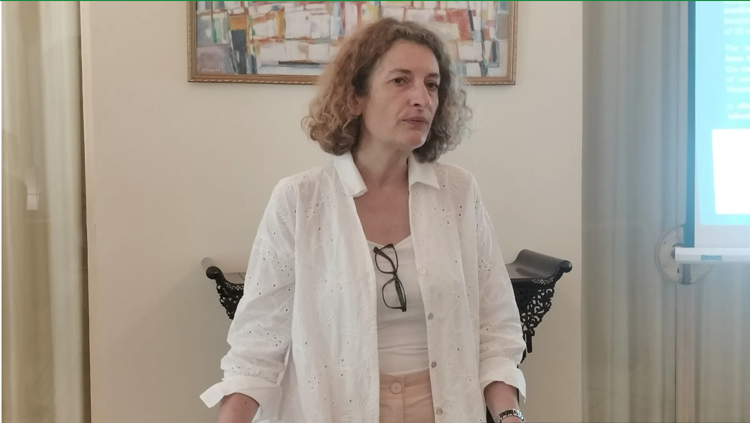 Bà Delphine Walh, Tổng Giám đốc Phòng Thương mại và Công nghiệp Normandie, cung cấp thông tin về vùng Normandie tại Tổng Lãnh sự quán Pháp ở TP.HCM. Ảnh: Tường Thuỵ