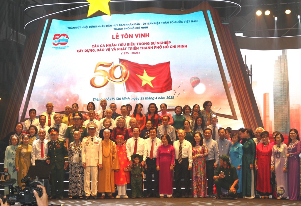 Lãnh đạo TPHCM chụp hình lưu niệm cùng 60 cá nhân tiêu biểu được vinh danh - Ảnh: VGP/Lê Anh