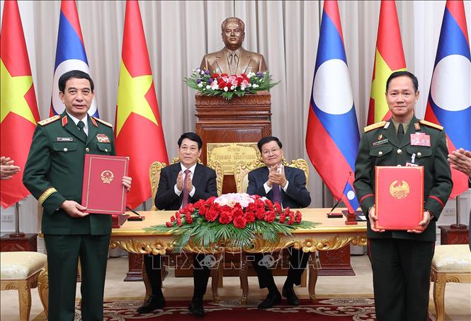 Chủ tịch nước Lương Cường cùng Tổng Bí thư, Chủ tịch nước Lào Thongloun Sisoulith chứng kiến lễ ký và trao Ý định thư giữa Bộ Quốc phòng Việt Nam và Bộ Quốc phòng Lào về việc Bộ Quốc phòng Việt Nam hỗ trợ xây dựng trụ sở Bộ Tư lệnh Bộ đội biên phòng, Quân đội nhân dân Lào - Ảnh: TTXVN