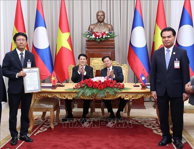 Chủ tịch nước Lương Cường và Tổng Bí thư, Chủ tịch nước Lào Thongloun Sisoulith chứng kiến lễ trao Giấy phép đầu tư (điều chỉnh) Dự án thủy điện Xekaman 3 tại tỉnh Sekong (Lào) - Ảnh: TTXVN
