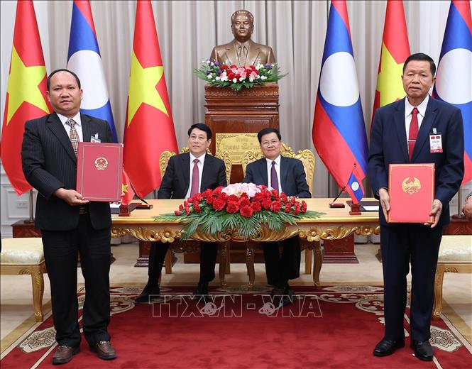 Chủ tịch nước Lương Cường và Tổng Bí thư, Chủ tịch nước Lào Thongloun Sisoulith chứng kiến lễ trao Bản ghi nhớ hợp tác giữa UBND tỉnh Gia Lai và Chính quyền tỉnh Attapeu giai đoạn 2025 - 2030 - Ảnh: TTXVN