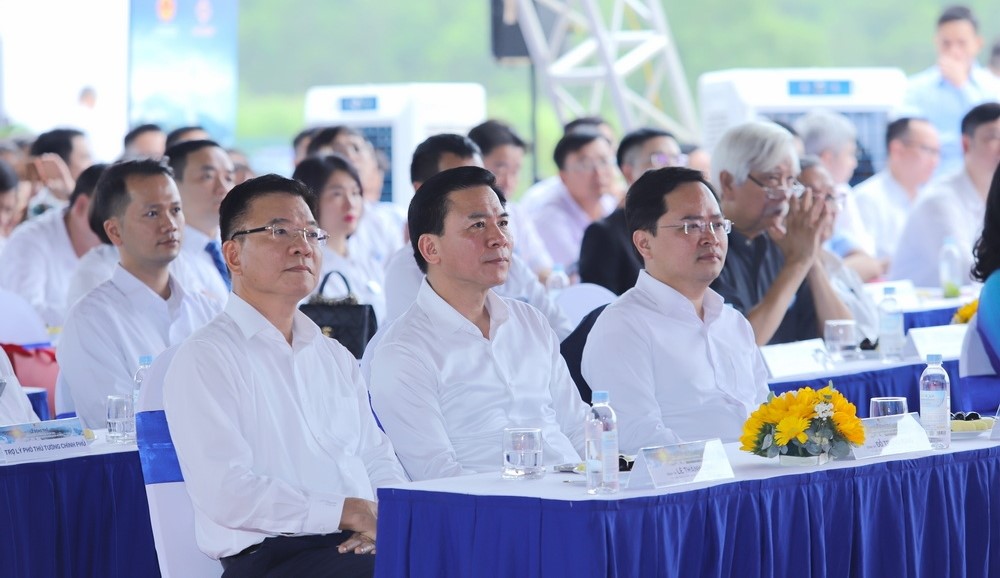 Phó Thủ tướng Chính phủ Lê Thành Long và các đại biểu tham dự buổi lễ.