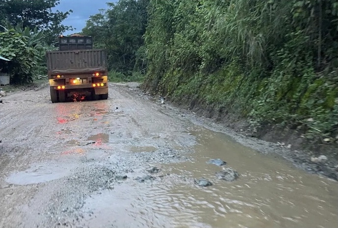 Xe tải chở quặng c&agrave;y n&aacute;t Quốc lộ 14D.