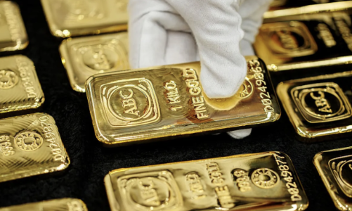 Giá vàng cầm cự mốc 3.300 USD/oz khi đồng USD hồi phục