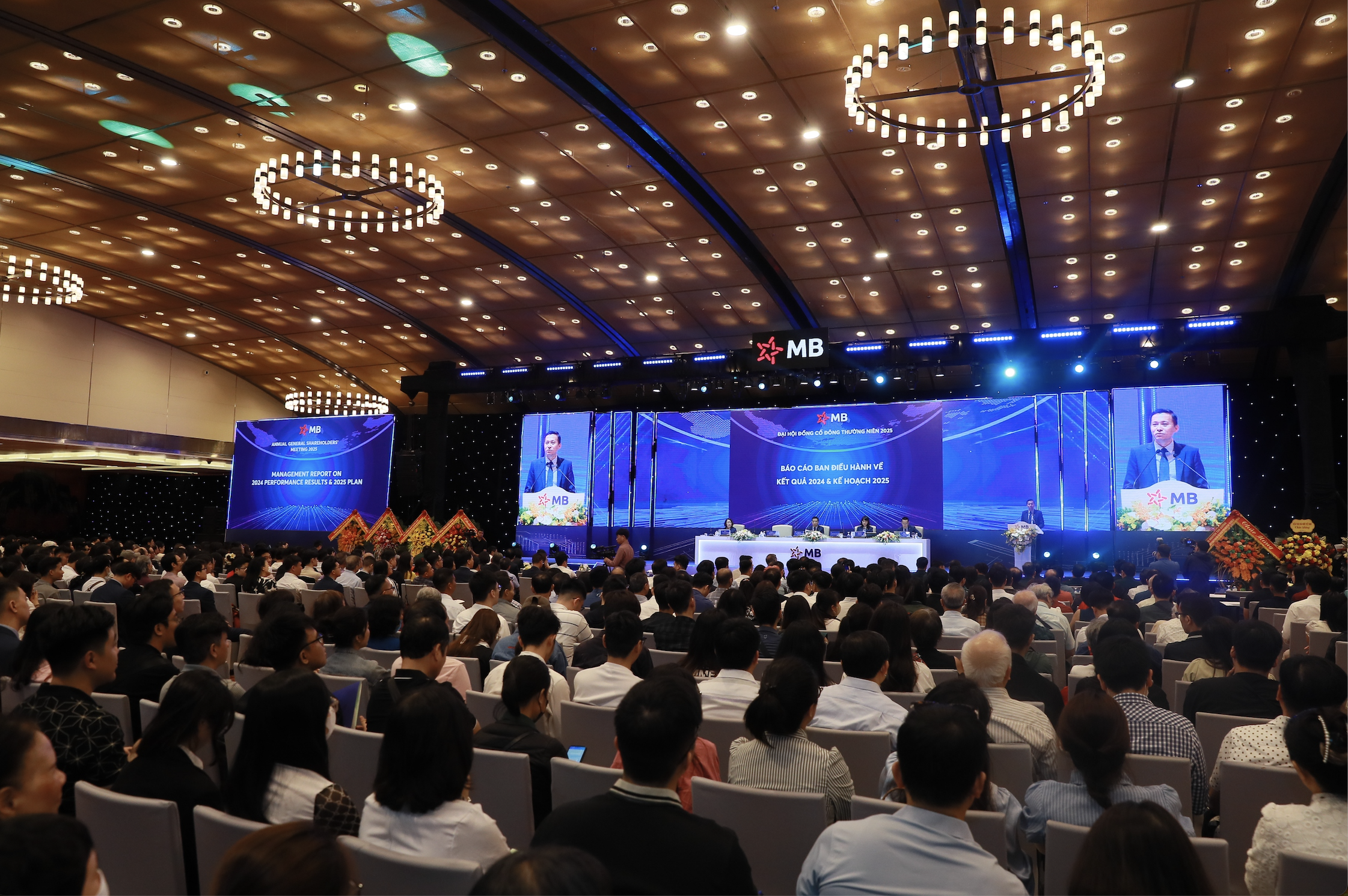H&agrave;ng ngh&igrave;n nh&agrave; đầu tư tham dự Đại hội cổ đ&ocirc;ng thường ni&ecirc;n 2025 của MB.